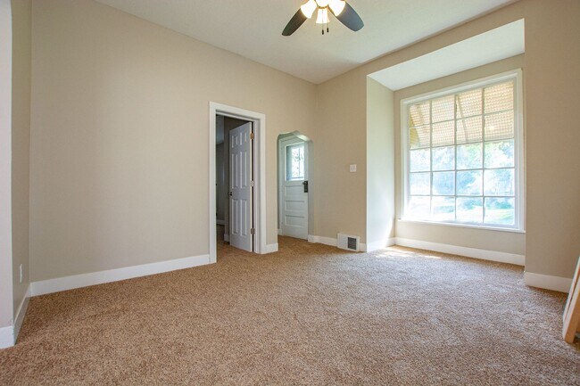 Foto del edificio - Spacious and CLEAN 2 Bedroom / 1 Bath Home...