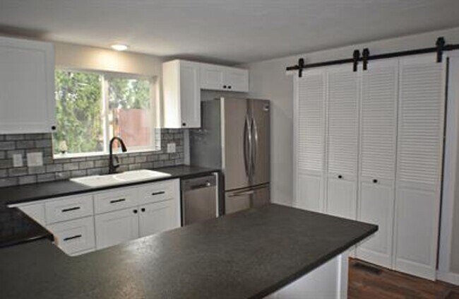 Foto del edificio - Beautiful 4 bed/2 bath available after 6/1...
