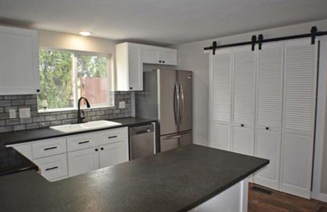 Photo - Beautiful 4 bed/2 bath available after 7/1... House