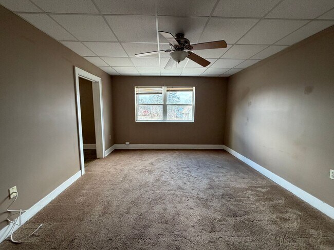 Foto del edificio - North of Downtown Akron: Updated 1BR with Tall Ceilings & Natural Light
