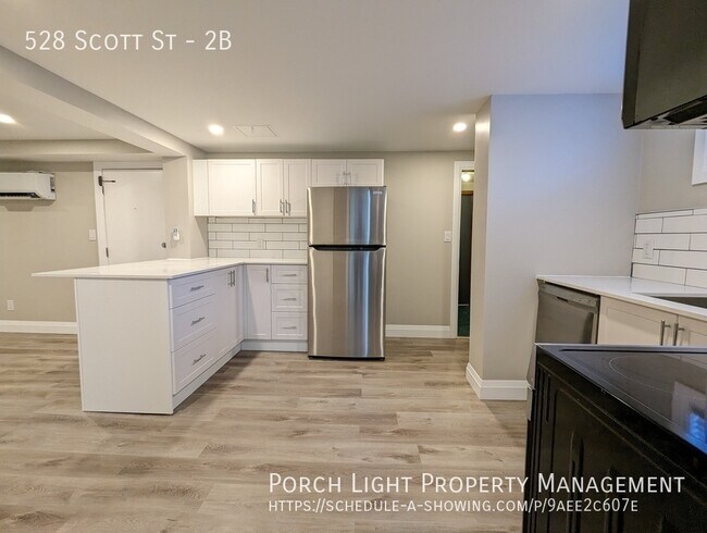 Photo du bâtiment - 2 Bedroom with A/C and STUNNING kitchen