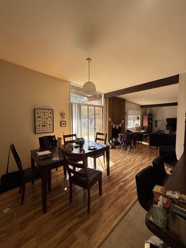 Foto del edificio - Charming 3-bedroom, 2-bathroom duplex in West Davis.