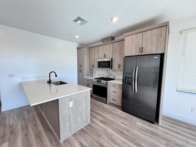 Building Photo - $2,295 Herndon & Peach, 2 Bedroom Condo - ...