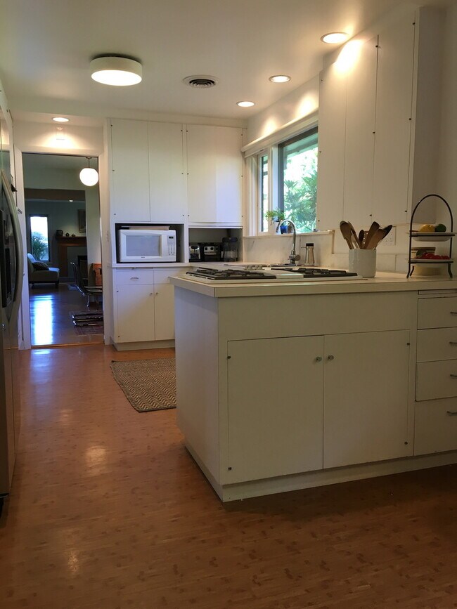 Building Photo - Lovely Mid Century Ranch in sought after West Slope neighborhood!