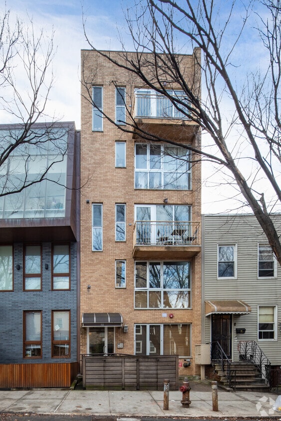 Primary Photo - 30 Devoe St