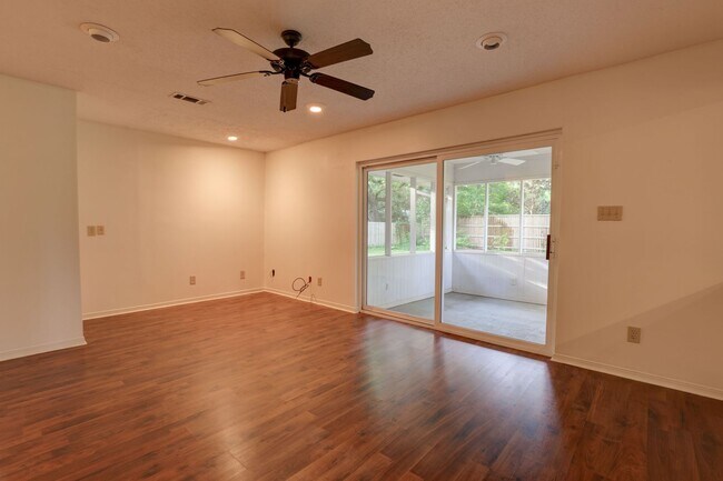 Foto del edificio - 2 BD/ 2 BTH home is located in the highly ...