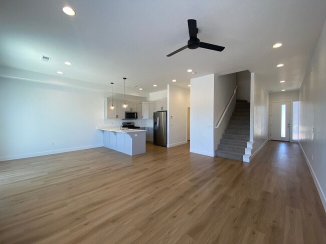 Building Photo - SPACIOUS TOWNHOME AVAILABLE FOR RENT