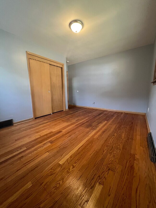 Building Photo - 3 bedroom, 2 bathrooms, 2 car garage-Ranch...