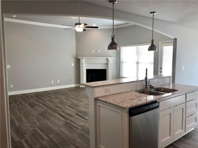 Building Photo - 911 Buck Dr