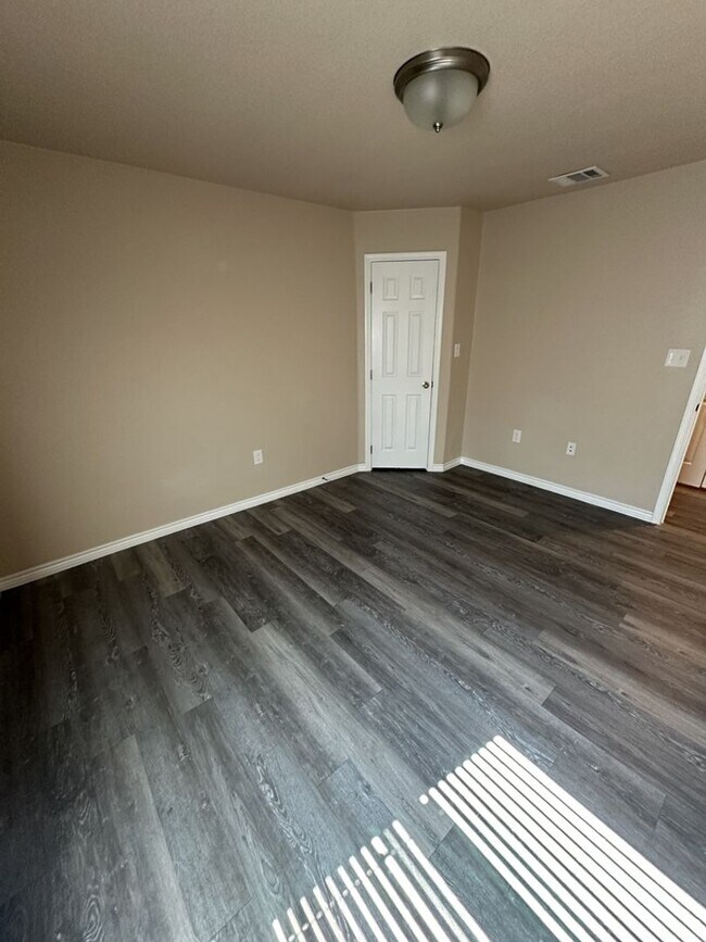 Foto del edificio - AVAILABLE NOW; APPLY ON OUR WEBSITE TODAY!!!- MONTH FREE