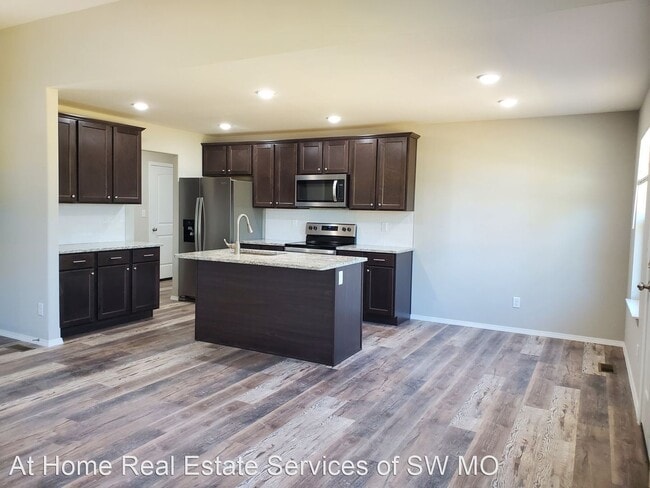 Building Photo - 4 br, 2 bath House - 3855 W Linwood