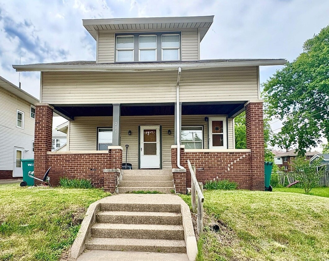 Primary Photo - 215 S Pine St