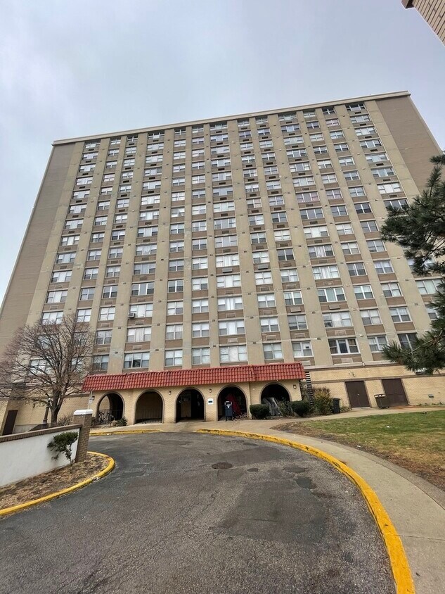 Primary Photo - 4300 W Ford City Dr