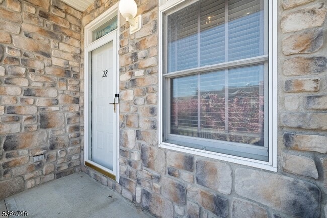 Building Photo - 28 Pinfold Ct