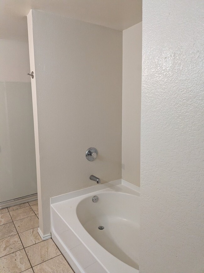 Building Photo - 2818 Meadow Bluff Dr