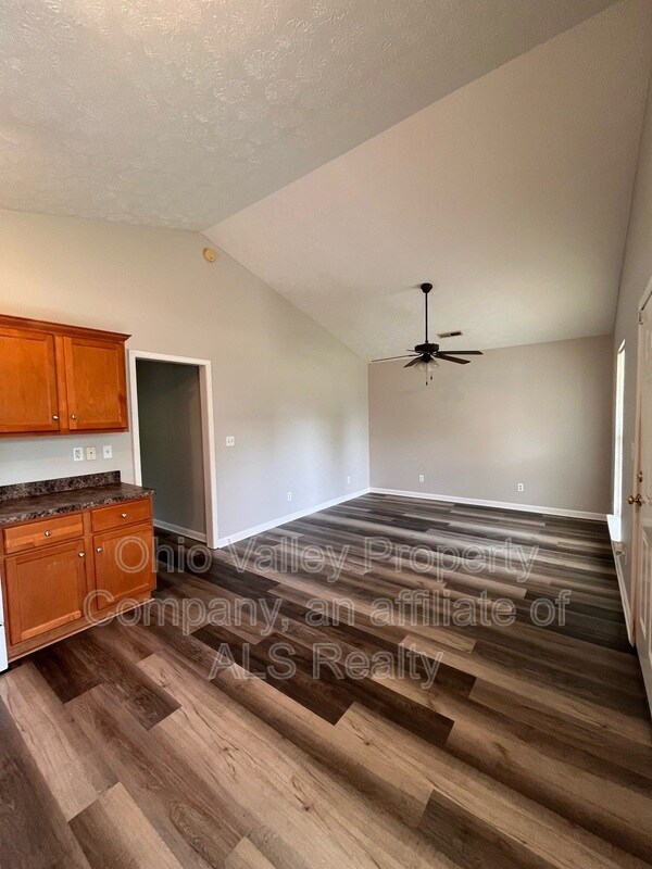 Building Photo - 7097 Columbia Ave