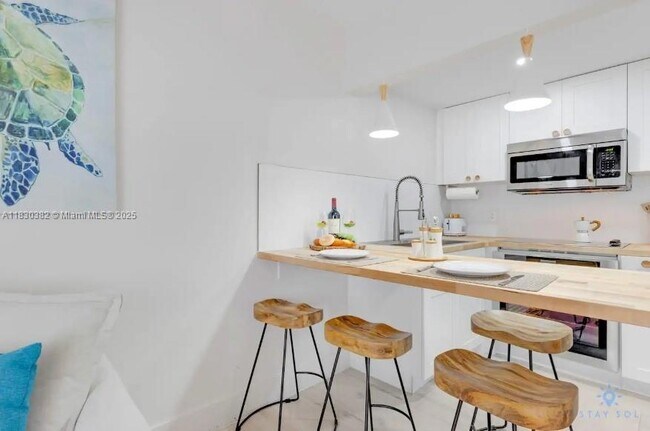 Foto del edificio - 7326 Collins Ave