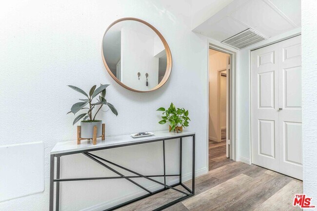 Foto del edificio - 8535 W Knl Dr
