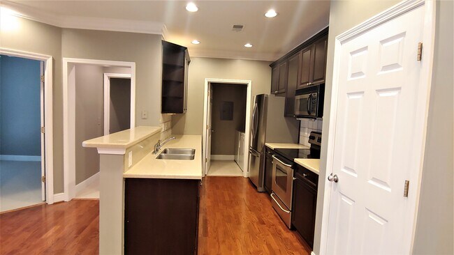 Building Photo - Move-In Ready! 2 Bedroom condo in Decatur