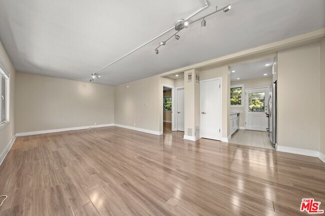 Foto del edificio - 8555 Sherwood Dr