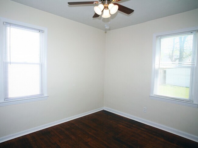 Foto del edificio - 3 Bedroom, 1 Bathroom Bungalow for Rent