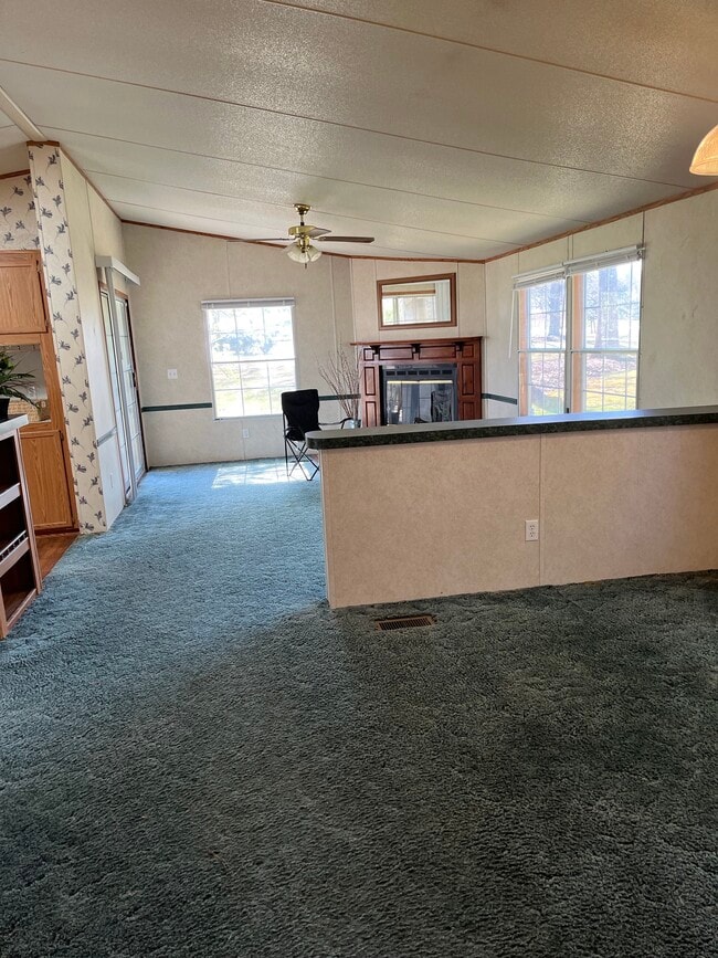 Comedor y sala de estar con chimenea - 2301 Wildcat Creek Rd