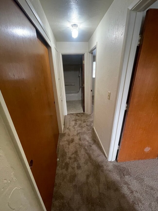 Building Photo - Large 2 Bedroom over looking the Golf Course!
