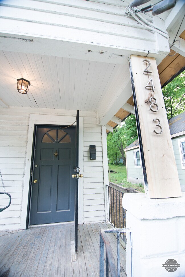 Puerta principal - 2483 Harvard Ave