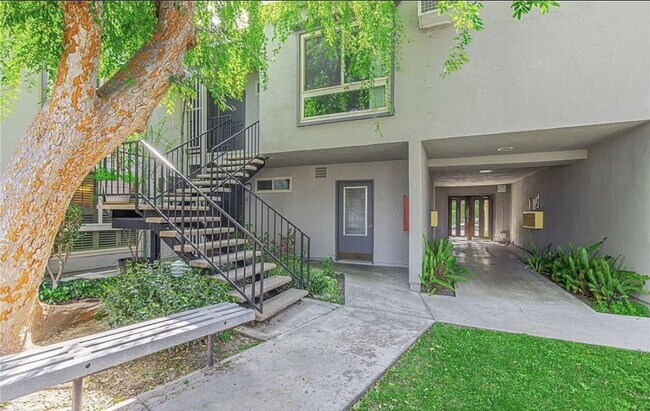 Foto del edificio - "Chic Woodland Hills Retreat: Spacious 1-B...