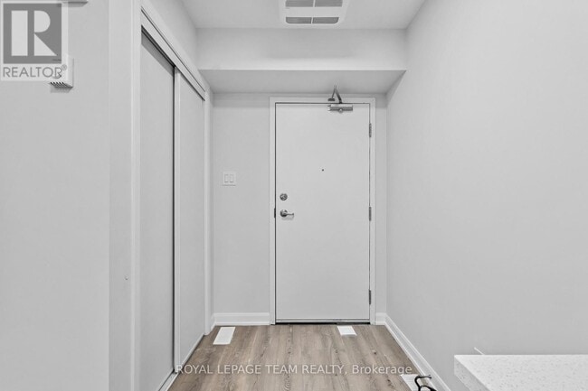 Photo du bâtiment - 301 Glenroy Gilbert Dr