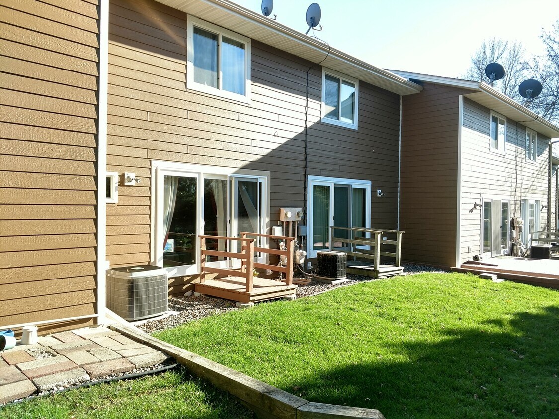 Foto del edificio - 2 br 2 bath t 2 story townhome with full basement