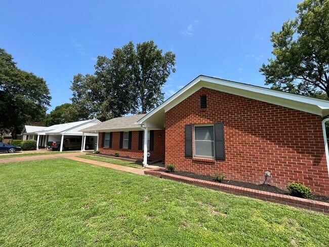 Building Photo - FIRST MONTHS RENT FREE!