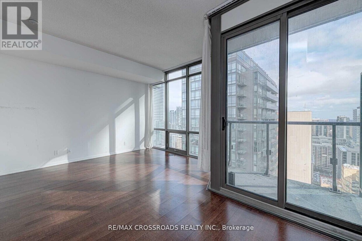 Photo principale - 832-3832 Bay St.