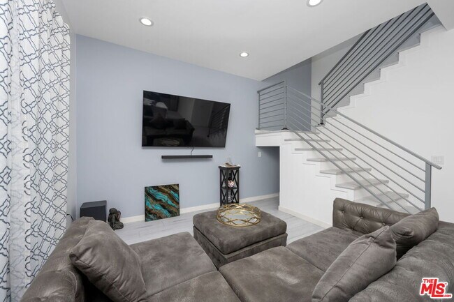 Foto del edificio - 6243 Wilbur Ave