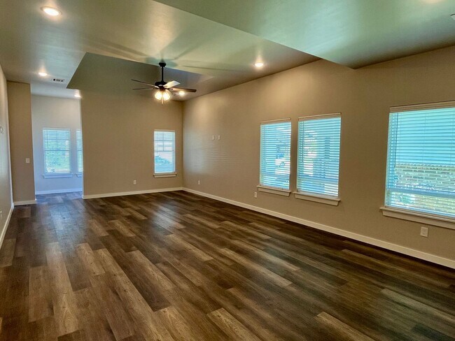 Foto del edificio - Large 1 Bed, 1 Bath in Beautifully Well-Maintained Neighborhood!! New Construction!!