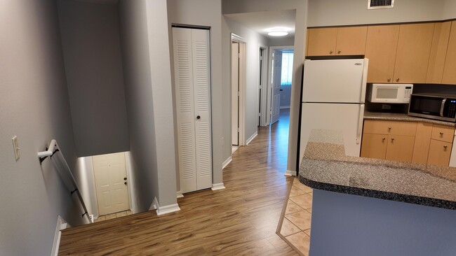 Building Photo - 250 Crestwood Cir