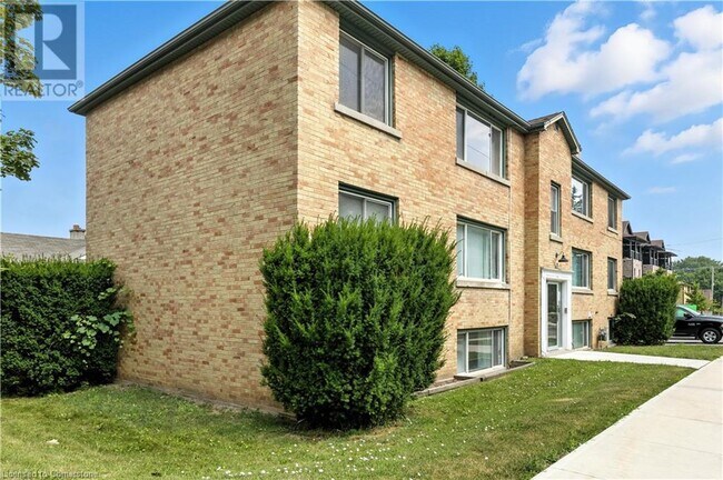 Building Photo - 72 Sydney St N