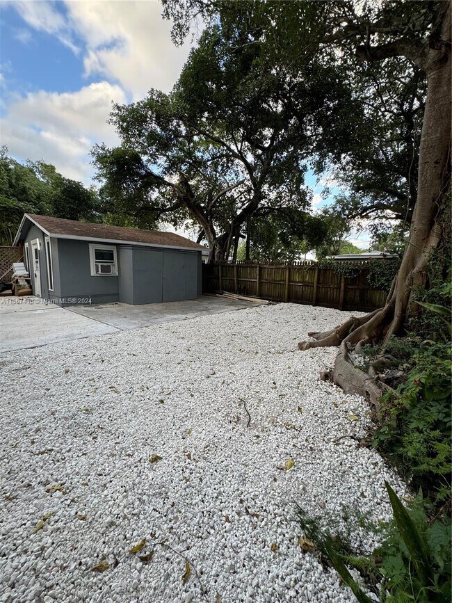 Foto del edificio - 5909 NW 5th Ct