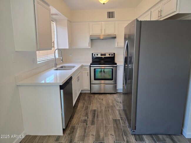 Foto del edificio - 715 N Arrowhead Dr