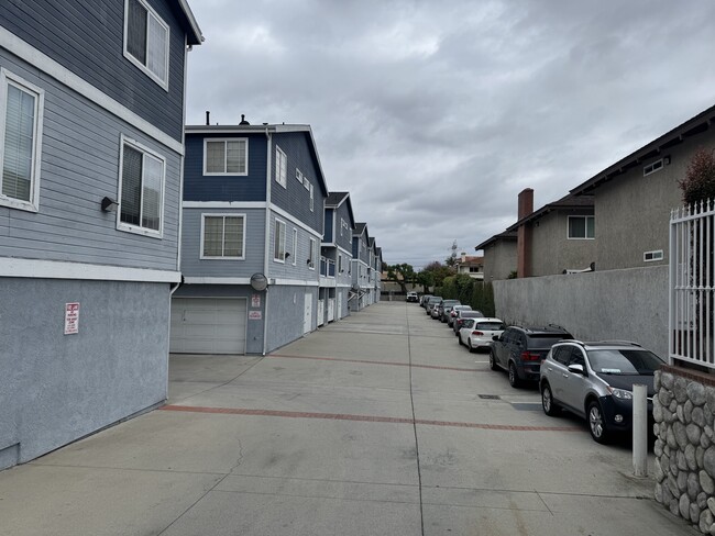 Foto del edificio - 17042 Downey Ave