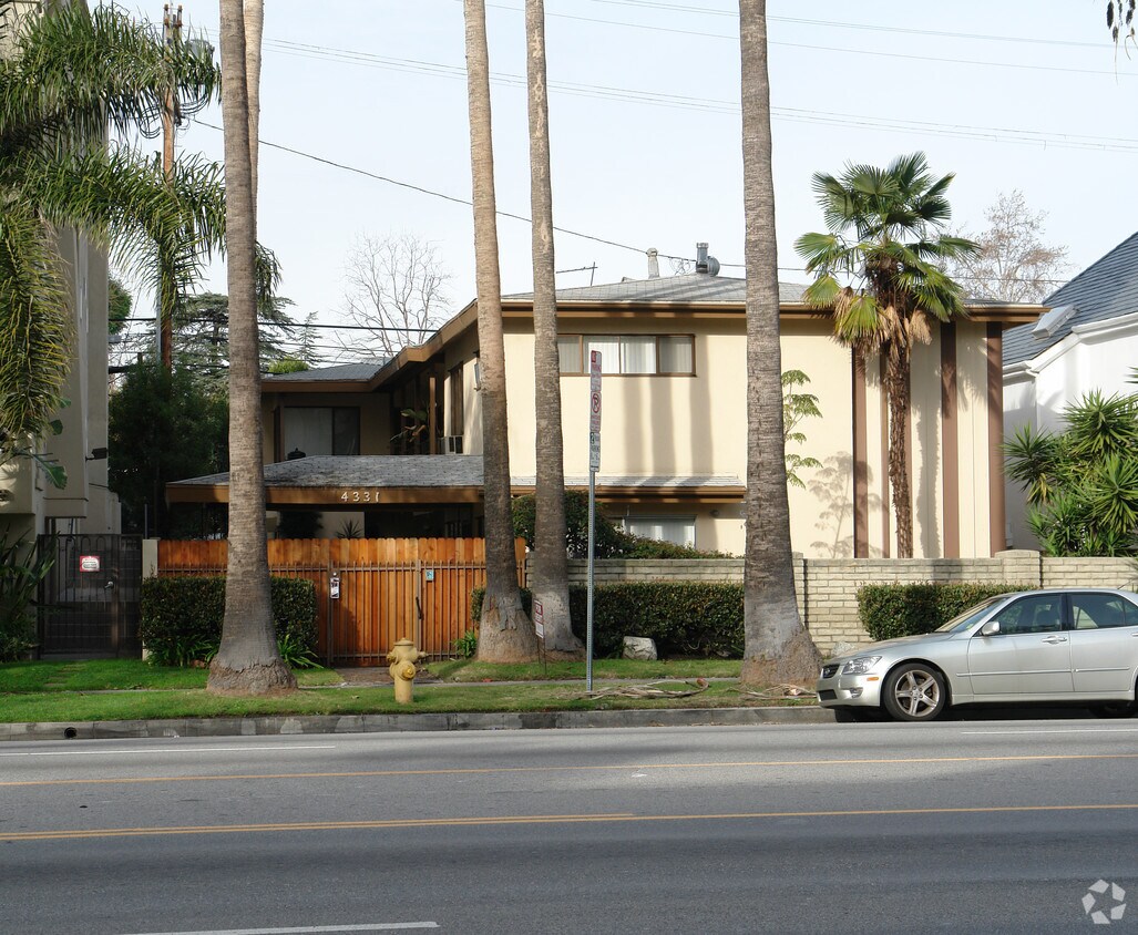 heavy tree obstructions. This is the best possible primary shot. - 4331 Laurel Canyon Blvd