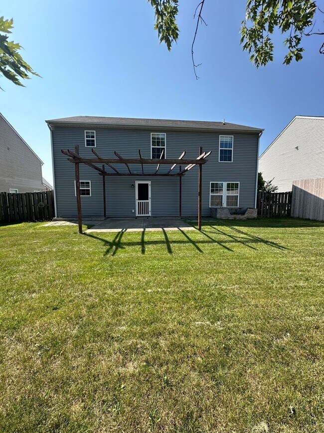 Foto del edificio - Charming 4-Bedroom Home with Fenced-In Bac...