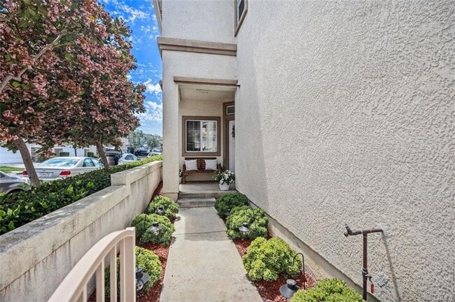 Building Photo - 3 bedroom in Gated Victoria Community!