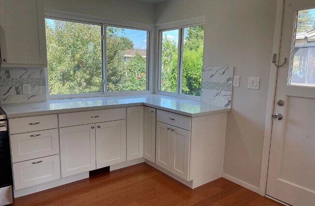 Foto del edificio - Spacious 4 bd 2.5 ba Beacon Hill Home with Private Yard