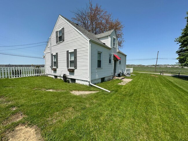 Foto del edificio - Charming Cape Cod Near Airport with Modern...
