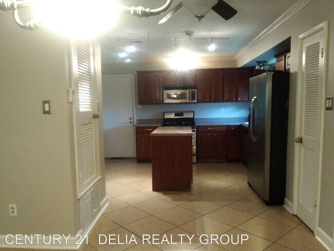 Building Photo - 4 br, 2 bath House - 1817 Woodlawn St.