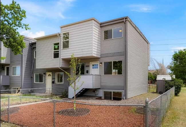 Building Photo - Fully Renovated Townhome Minutes from the ...