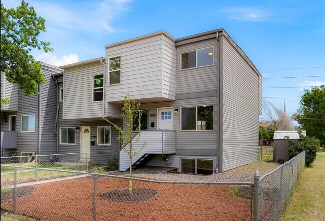 Foto del edificio - Fully Renovated Townhome Minutes from the ...