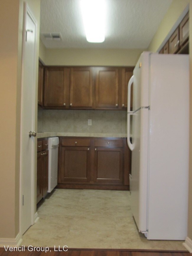 Building Photo - 641 Village Ln S