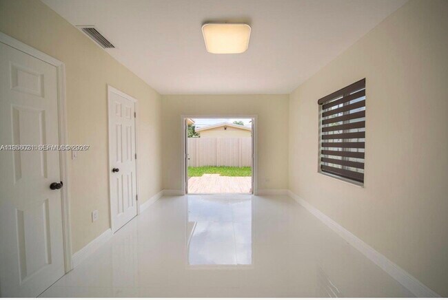 Foto del edificio - Northeast 180th Street, North Miami Beach, FL 33162 - 3 BR 2 BA single-family home